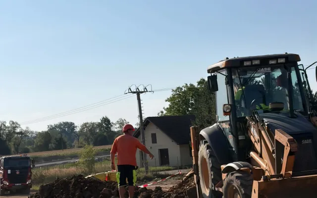 Semafor a kolony jsou zpátky. U letiště v Plané pokračuje stavba nové křižovatky