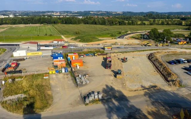 Semafor a kolony jsou zpátky. U letiště v Plané pokračuje stavba nové křižovatky