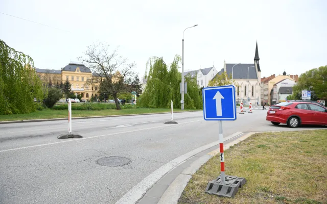 Uzavření Mánesovky ráno dopravu příliš nekomplikovalo. Řidiče mátlo dopravní značení