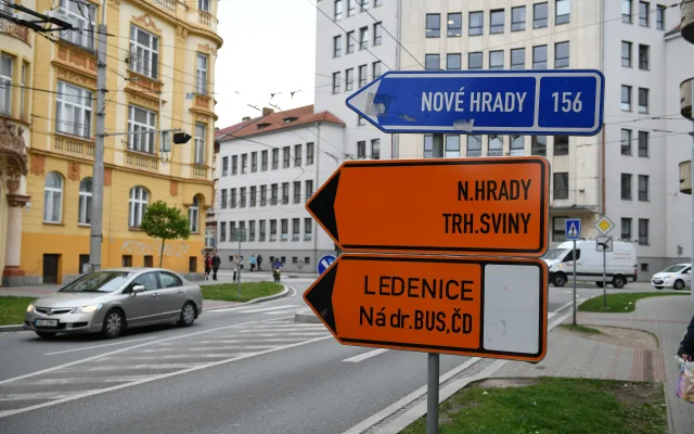 Uzavření Mánesovky ráno dopravu příliš nekomplikovalo. Řidiče mátlo dopravní značení