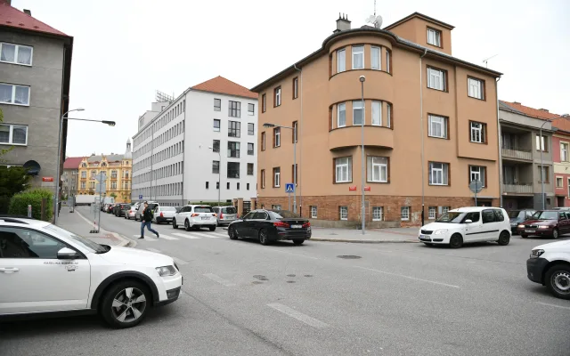 Uzavření Mánesovky ráno dopravu příliš nekomplikovalo. Řidiče mátlo dopravní značení