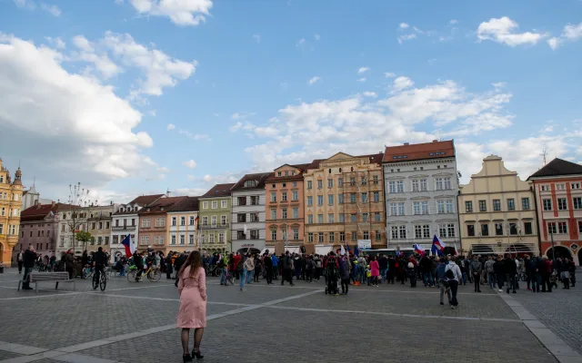 Na náměstí v Budějcích se sešlo několik desítek lidí. Požadují demisi pro Babiše a Benešovou