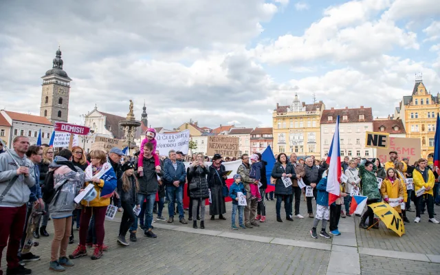 Na náměstí v Budějcích se sešlo několik desítek lidí. Požadují demisi pro Babiše a Benešovou