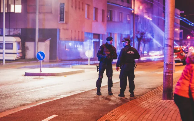 Hoří bývalý Cabaret v Průmyslové ulici. Na místě zasahují hasiči