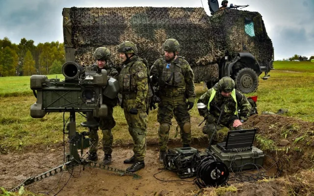 Příprava protiletadlového kompletu RBS-70 před střelbami.