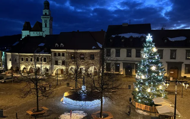 Vánoční strom, který stojí v centru Prachatic. Foto: Jana Hulešová