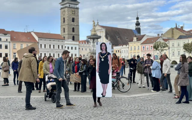 Aktivisté osvobodili primátorku ze skříně