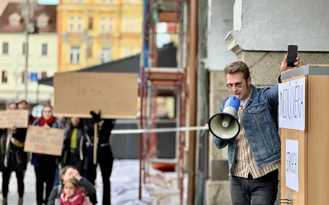 Aktivisté osvobodili primátorku ze skříně