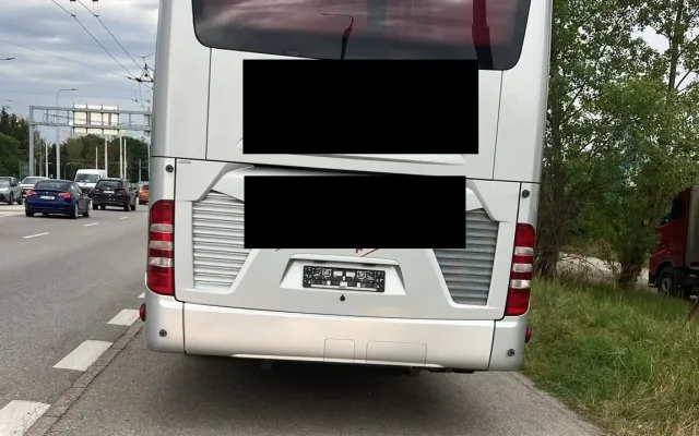 Řidič vezl děti na hokejový zápas. Hazardoval jízdou bez povinných přestávek