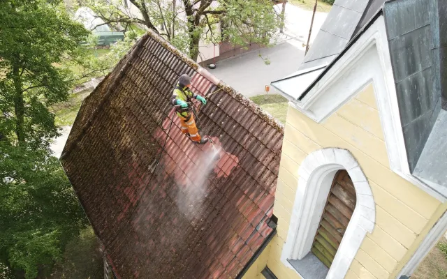 Kaplička v Horním Miletíně má střechu jako novou. Město ji nechalo včas vyčistit