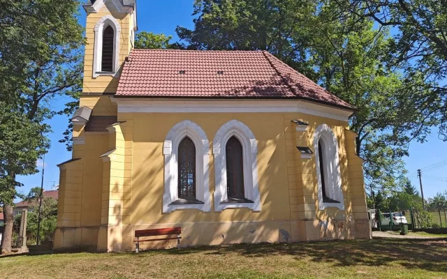 Kaplička v Horním Miletíně má střechu jako novou. Město ji nechalo včas vyčistit