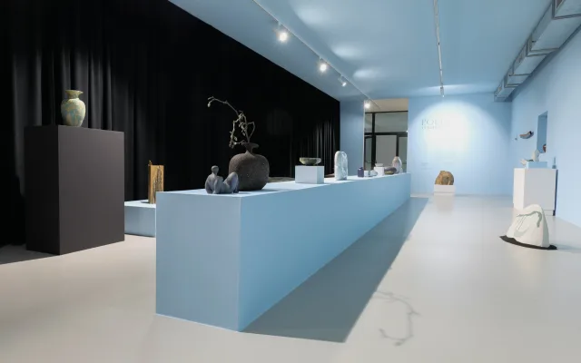 Alšova jihočeská galerie představuje 60 let světové keramiky v Bechyni