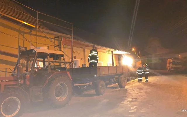 Místo fitka dalo zabrat žhnoucí uhlí. Hasiči museli ručně přeložit 20,5 tuny