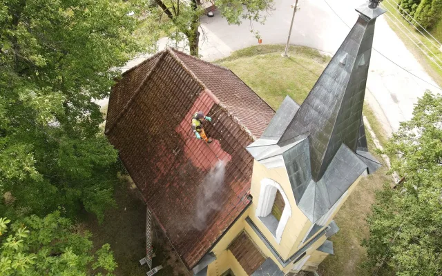Kaplička v Horním Miletíně má střechu jako novou. Město ji nechalo včas vyčistit