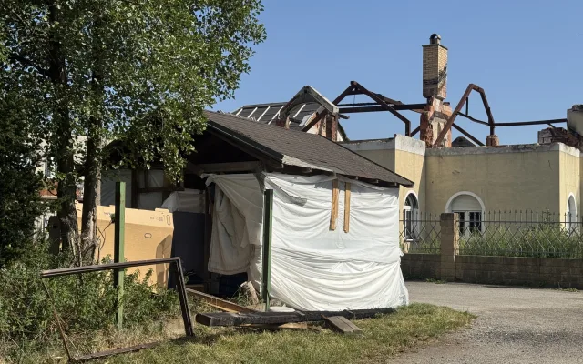 Prodal vilu a teď squattuje na sousedním pozemku. Z přístřešku si buduje provizorní bydlení