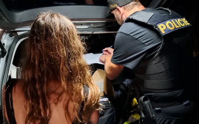 Dívka na diskotéce nadýchala 2,14 promile. Policisté kontrolovali desítky mladistvých