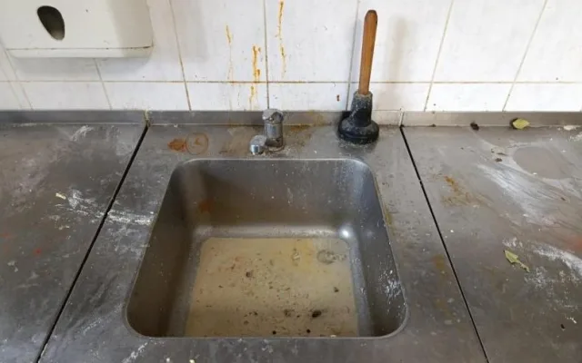 Špína a hromadící se odpad. Inspektoři zavřeli restauraci v Jindřichově Hradci