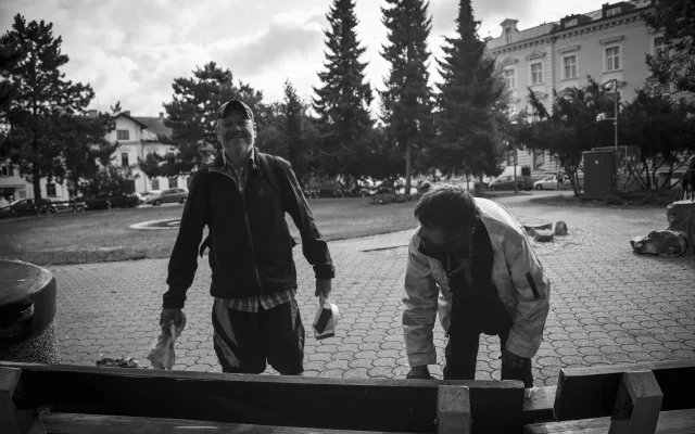 Houby do ruky. Lidé bez domova po sobě v Táboře uklízejí lavičky