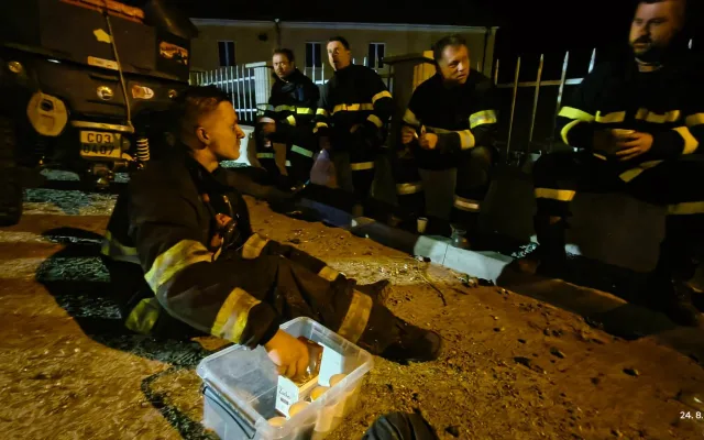 Místo fitka dalo zabrat žhnoucí uhlí. Hasiči museli ručně přeložit 20,5 tuny
