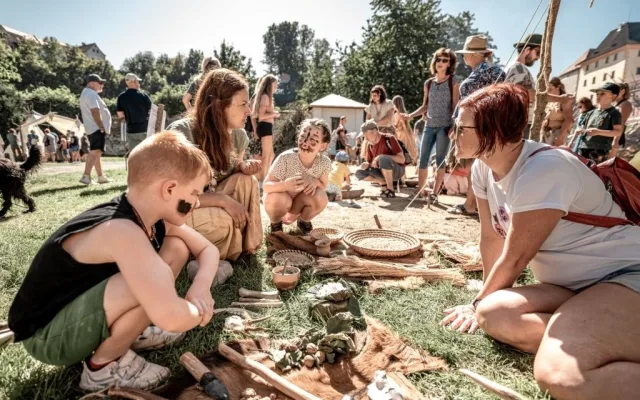 Krumbenowe oživí Český Krumlov. Nabídne pravěká řemesla, hudbu i zábavu