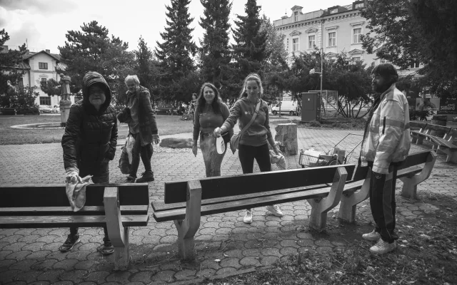 Houby do ruky. Lidé bez domova po sobě v Táboře uklízejí lavičky