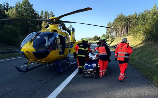 Provoz na D3 omezila vážná nehoda, senior zůstal zaklíněný ve voze