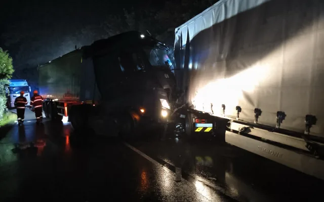 U Chýnova se v noci srazily dva kamiony. Hasiči několik hodin přečerpávali naftu
