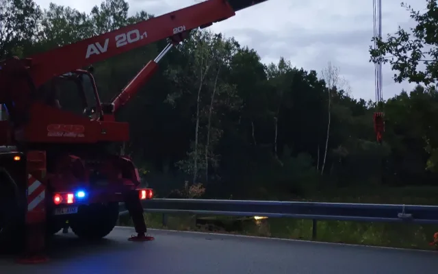 Na Třeboňsku Auto sjelo auto do rybníka. Hasiči ho vytáhli jeřábem
