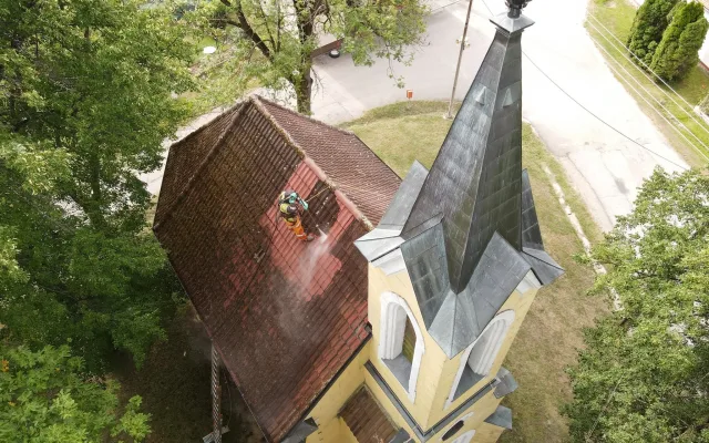 Kaplička v Horním Miletíně má střechu jako novou. Město ji nechalo včas vyčistit