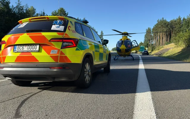 Provoz na D3 omezila vážná nehoda, senior zůstal zaklíněný ve voze