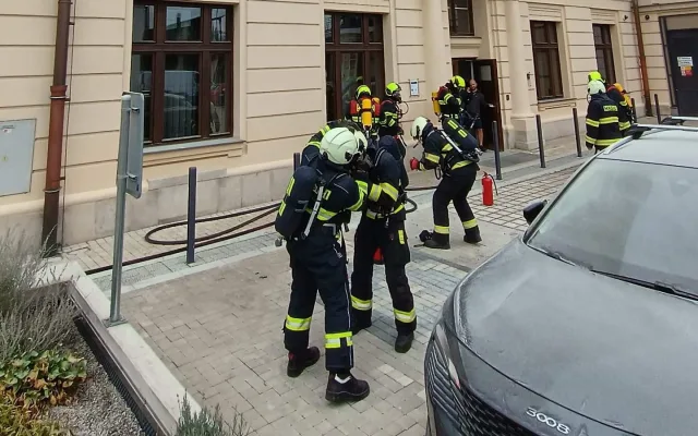 Požár na nádraží v Budějcích. Ve druhém patře začala hořet baterie