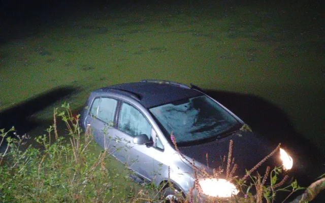 Na Třeboňsku Auto sjelo auto do rybníka. Hasiči ho vytáhli jeřábem