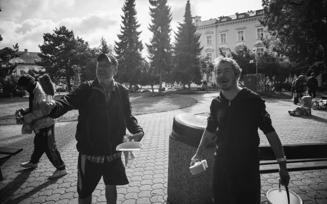 Houby do ruky. Lidé bez domova po sobě v Táboře uklízejí lavičky