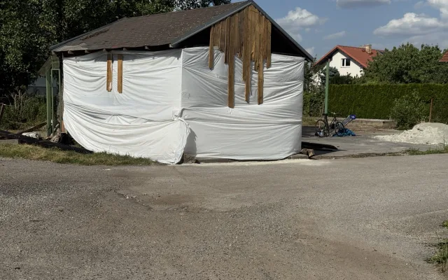 Prodal vilu a teď squattuje na sousedním pozemku. Z přístřešku si buduje provizorní bydlení
