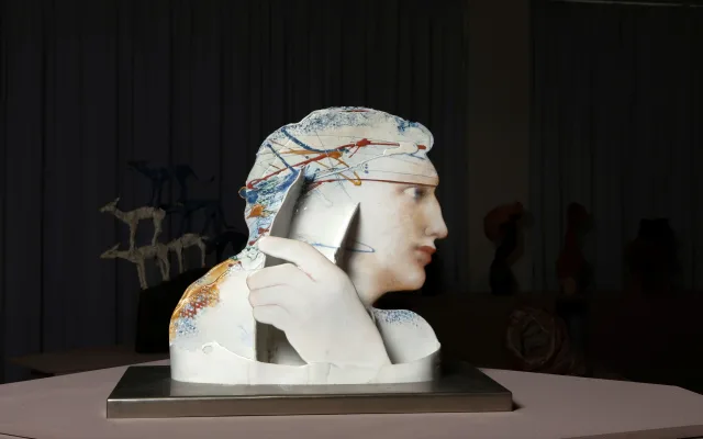 Alšova jihočeská galerie představuje 60 let světové keramiky v Bechyni