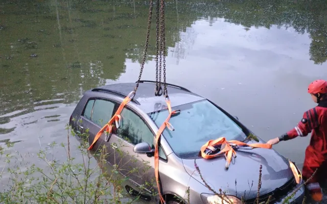 Na Třeboňsku Auto sjelo auto do rybníka. Hasiči ho vytáhli jeřábem