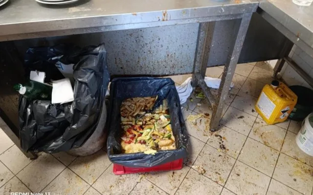 Špína a hromadící se odpad. Inspektoři zavřeli restauraci v Jindřichově Hradci