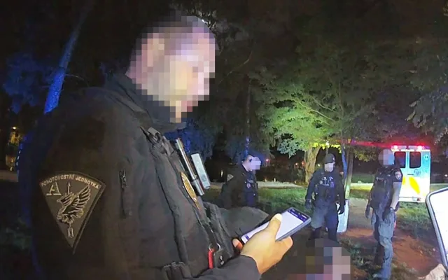 Z houpací sítě rovnou do pout. Muž na Sokolském ostrově napadl strážníky