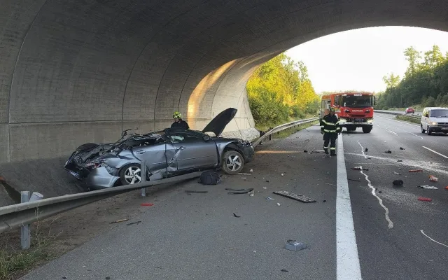 Provoz na D3 omezila vážná nehoda, senior zůstal zaklíněný ve voze