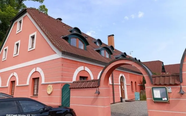 Špína a hromadící se odpad. Inspektoři zavřeli restauraci v Jindřichově Hradci