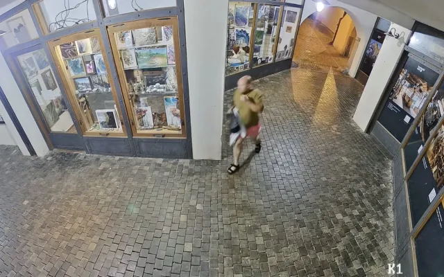 Drzý zloděj si z baru odnesl bundu s kabelkou. Zachytily ho kamery