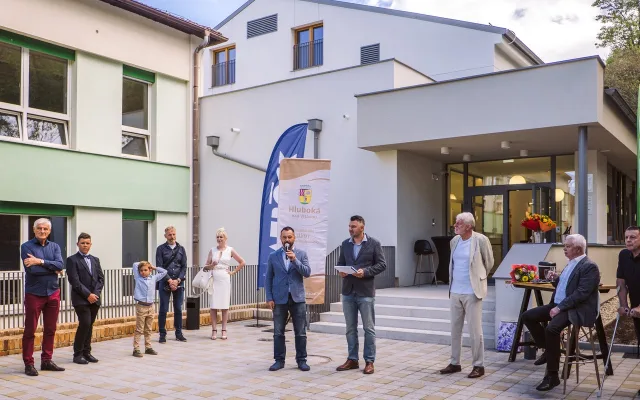 Hluboká otevírá největší investici. Školní pavilon přivítá děti 1. září