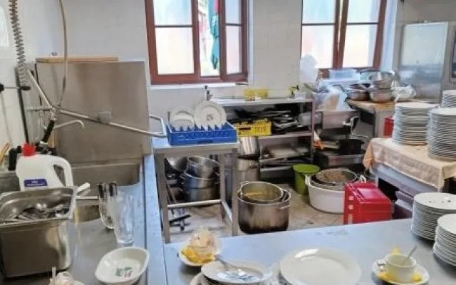 Špína a hromadící se odpad. Inspektoři zavřeli restauraci v Jindřichově Hradci