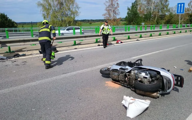 Střet auta se skútrem si vyžádal zásah vrtulníku, silnice u Třeboně zůstává uzavřená