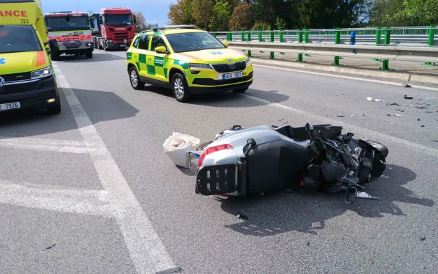 Střet auta se skútrem si vyžádal zásah vrtulníku, silnice u Třeboně zůstává uzavřená