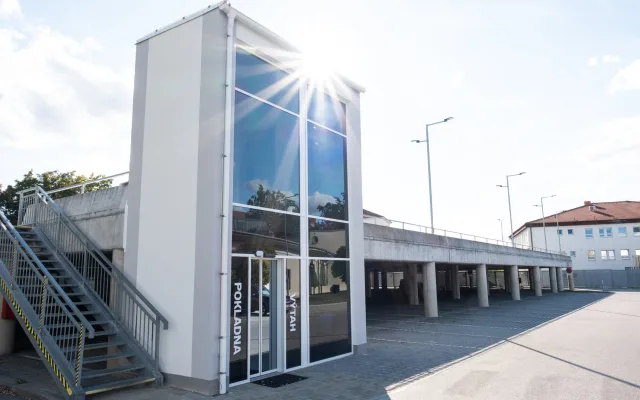 Parkovací dům u nemocnice se otevřel veřejnosti. Přibylo 200 parkovacích míst