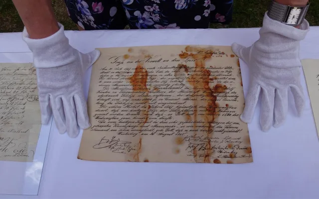Ve vimperském zámku našli časovou kapsli z roku 1858. Do věže ukryli další poselství