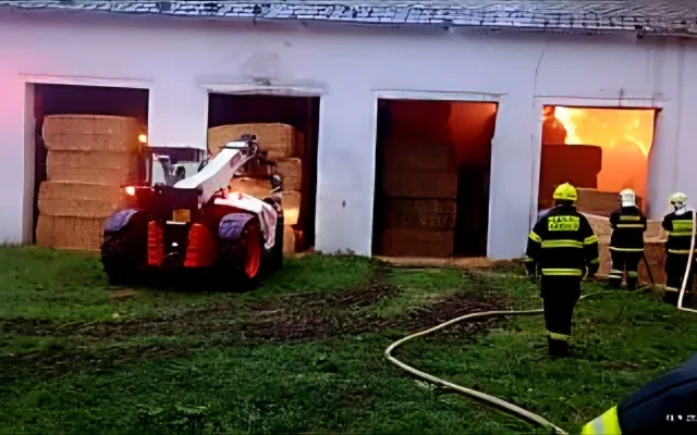 V Tourově hoří sklad slámy. Ze střechy létá eternit, hasiči vyhlásili třetí stupeň