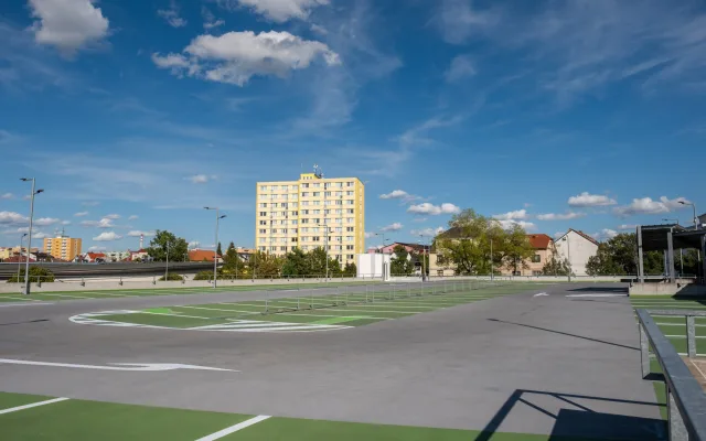 Parkovací dům u nemocnice se otevřel veřejnosti. Přibylo 200 parkovacích míst