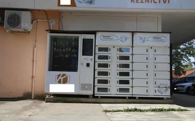 Z prodejního automatu ukradl vepřová kolena. Zloděj způsobil škodu za čtvrt milionu